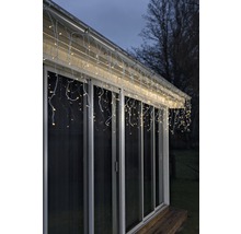 Guirlande lumineuse glaçon sur le toit d''une maison