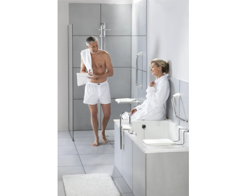 Salle de bains lumineuse avec baignoire, cabine de douche et barres d''appui pour plus de sécurité