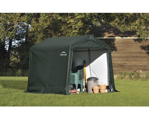 Tente de jardin verte avec divers outils et meubles de jardin