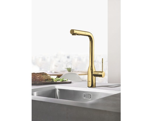 Scène de cuisine avec évier et robinet de cuisine doré