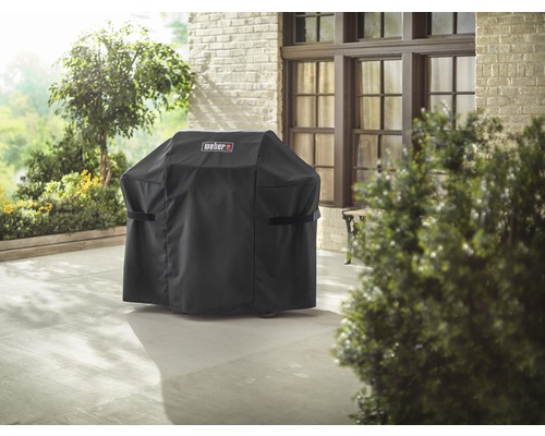 Abgedeckter Grill mit Weber Logo auf einer Terrasse