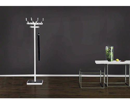 Porte-manteau avec porte-parapluie et deux tables dans la pièce.