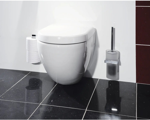 Hänge-WC mit Toilettenpapierhalter und WC-Bürstengarnitur