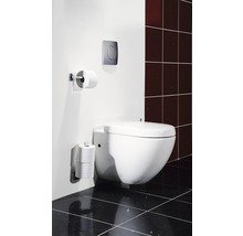 Wandhängendes WC mit Toilettenpapierhalter und Betätigungsplatte in einem Badezimmer