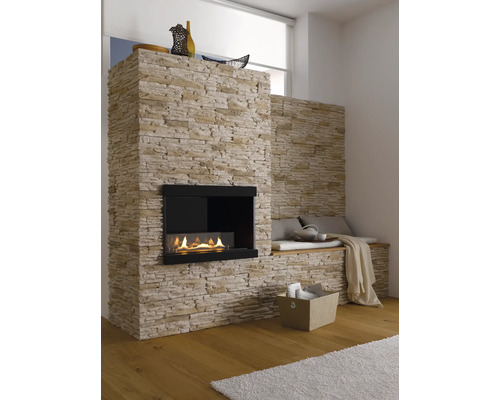 Cheminée décorative avec parement en pierre et brûleur à bioéthanol intégré dans un salon lumineux.