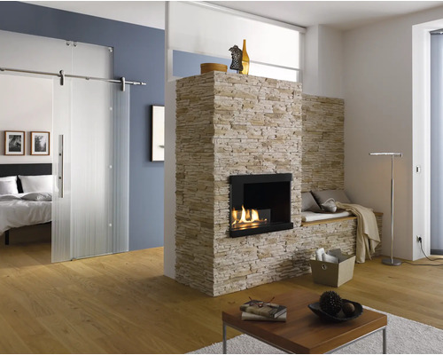 Salon avec cheminée, porte coulissante en verre et parquet