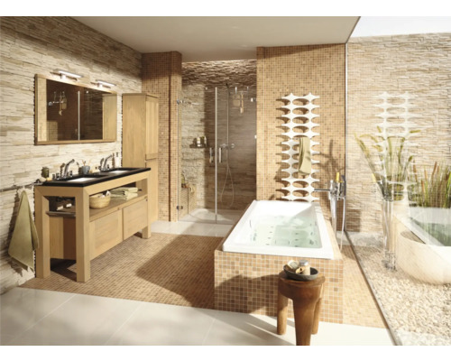 Salle de bains avec lavabo, baignoire, douche et carreaux de mosaïque