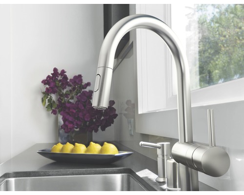 Robinet de cuisine en acier inoxydable avec douchette extractible dans une cuisine lumineuse