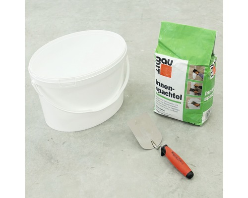 Seau en plastique, sac d''enduit intérieur et truelle de maçon