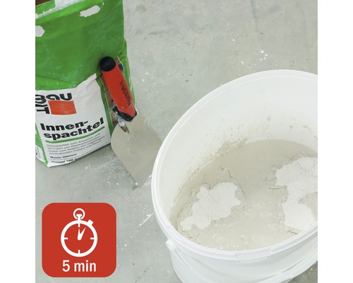 Sac d''enduit intérieur, spatule et seau avec enduit mélangé