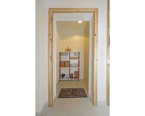 Blick durch eine Tür auf ein Regal mit Aufbewahrungskörben und Stiefeln