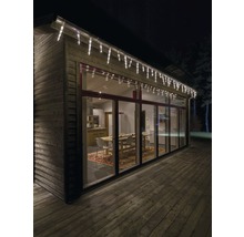 Maison avec guirlande lumineuse glaçons sur le bord du toit
