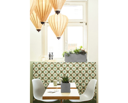 Scène d''une pièce lumineuse avec table, chaises, plantes et suspensions