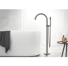 Freistehende Badewanne mit freistehender Armatur und Handbrause im Badezimmer.
