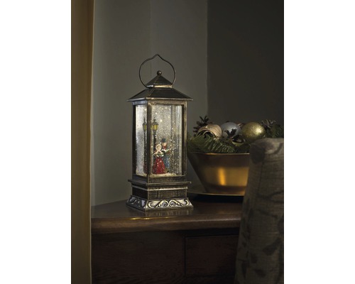 Dekorative Laterne mit Schneekugelfunktion und weihnachtlicher Szene