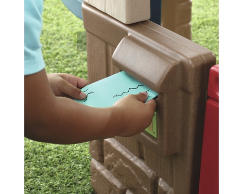 Un enfant met une lettre dans la boîte aux lettres d''une maisonnette