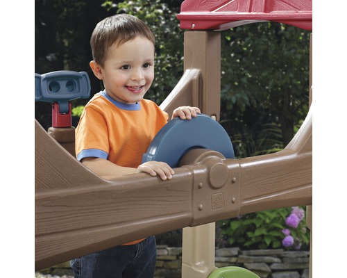 Garçon jouant sur une aire de jeux Step2 avec un volant