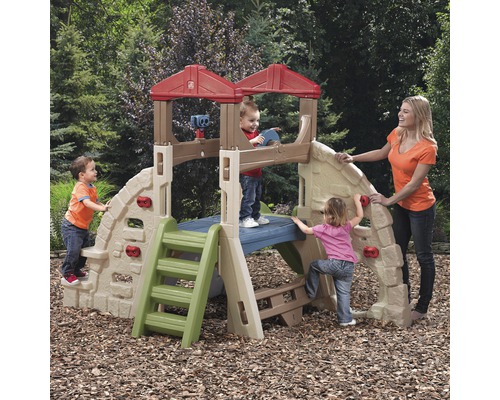 Aire de jeux avec toboggan, mur d''escalade et tunnel pour enfants dans le jardin.