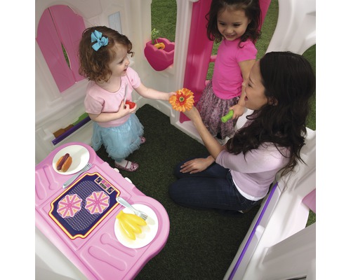 Maisonnette avec deux enfants et une femme, comprenant une cuisine de jeu avec accessoires