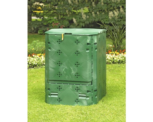 Composteur en plastique dans le jardin