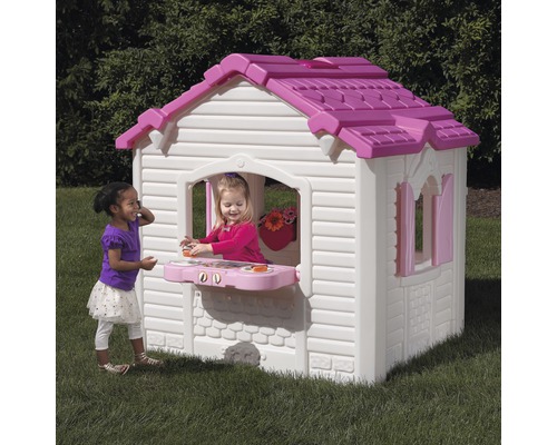 Maisonnette en plastique avec deux enfants qui jouent dans le jardin