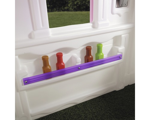 Vue détaillée d''une cabane de jeu avec étagère et bouteilles colorées