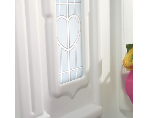 Vue détaillée d''une cabane de jeu en plastique avec une fenêtre en forme de cœur