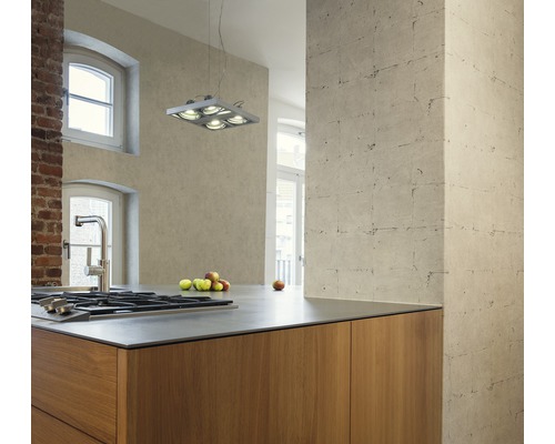 Helle Küche mit Kochinsel, Deckenleuchte und Backsteinwand