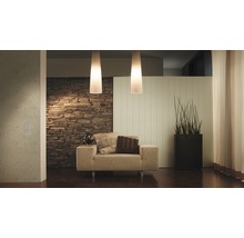 Wohnzimmer mit Sessel, Steintapete und Pendelleuchten