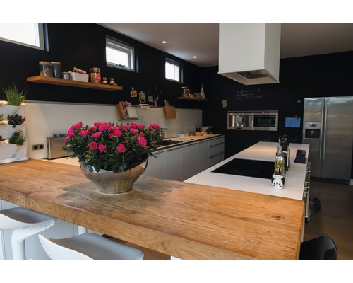 Helle Küche mit Holzarbeitsplatte, Kücheninsel, schwarzen Wänden und Dekorationen