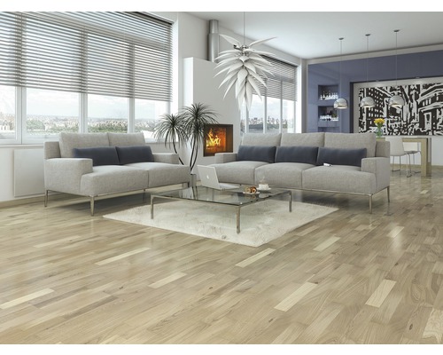 Heller Wohnraum mit Parkettboden, Sofas und Kaffeetisch