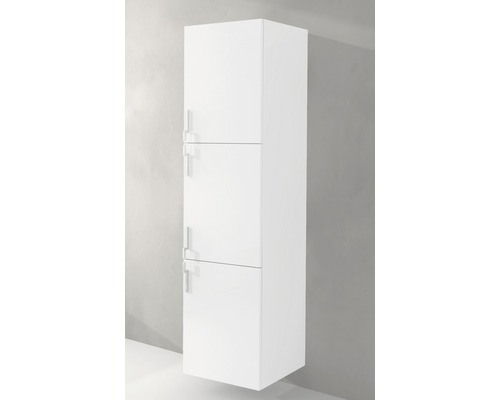 Weisser Hängehochschrank mit drei Türen für das Badezimmer.
