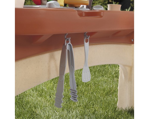 Vue détaillée d''une cuisine jouet avec pince et spatule