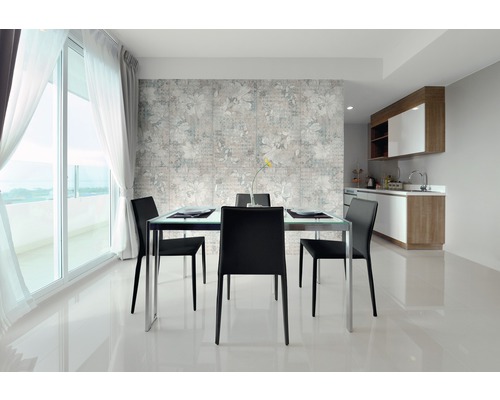 Wohnraum mit Esstisch, Stühlen und Wandgestaltung