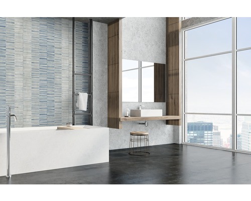 Helles Badezimmer mit Badewanne, Waschtisch und grossem Fenster.