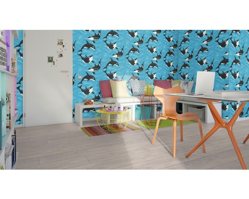 Pièce moderne avec papier peint à motifs de baleines, bureau avec ordinateur portable, chaise et étagère.