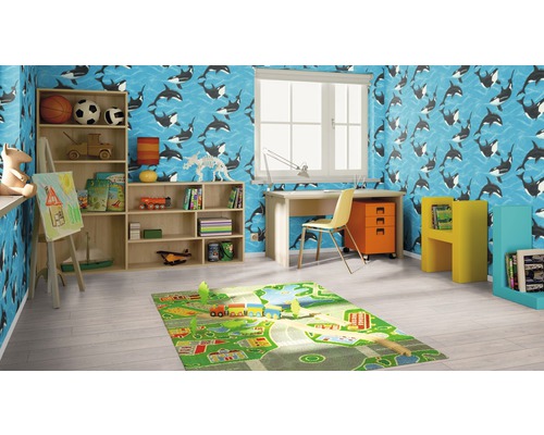 Chambre d''enfant avec papier peint baleines, bureau, étagère et tapis de jeu