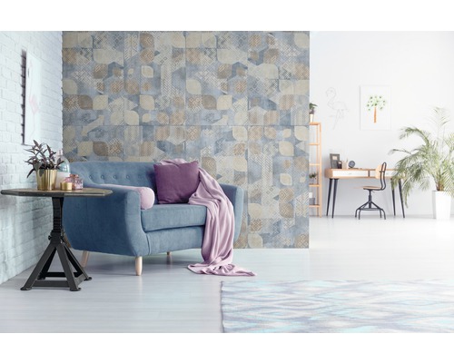 Salon avec canapé, table, tapis et carreaux muraux à motifs