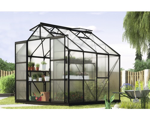 Gewächshaus Vitavia Jupiter 6700 Hohlkammerplatten 6 mm 257x258 cm schwarz Gewächshaus mit Regalen und Gartengeräten im Garten.