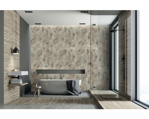 Salle de bains moderne avec baignoire, douche et carreaux muraux à motif de feuilles