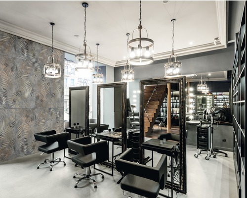 Intérieur d''un salon de coiffure avec miroirs, chaises et éclairage