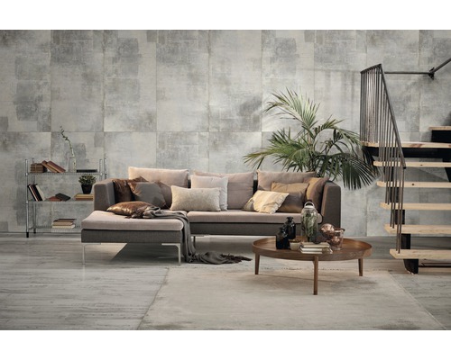 Wohnzimmer mit grauen Fliesen, Sofa, Couchtisch und Treppe