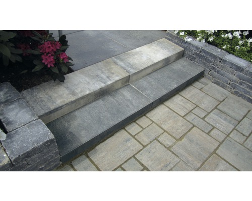 Treppe und Pflastersteine aus Stein im Aussenbereich