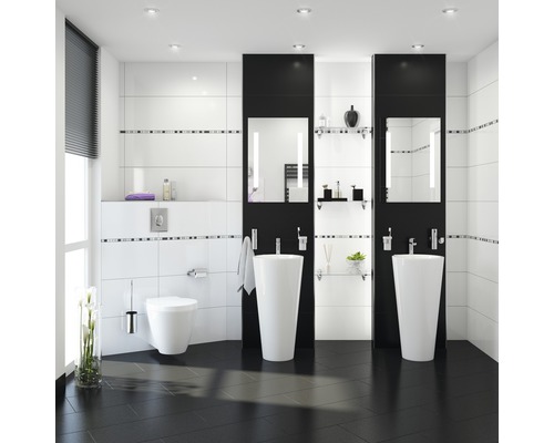 Salle de bains avec toilettes, lavabo et miroir