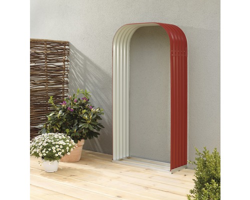 Gartenbogen aus Metall auf einer Holzterrasse mit Pflanzen