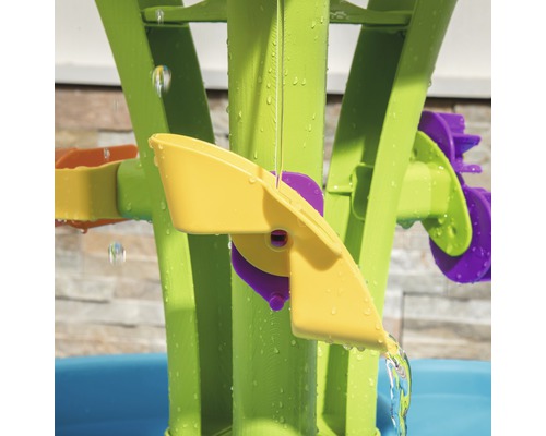 Vue détaillée d''une table de jeu d''eau avec roue à eau et entonnoir