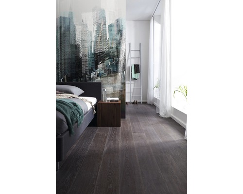 Chambre moderne avec lit, parquet et fresque murale avec motif urbain