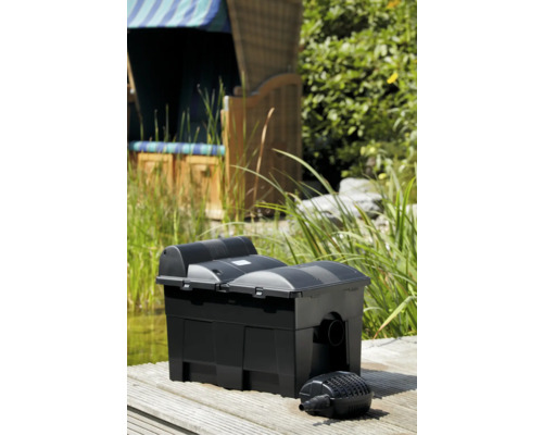 Système de filtration de bassin avec pompe de bassin sur une jetée en bois devant un bassin de jardin