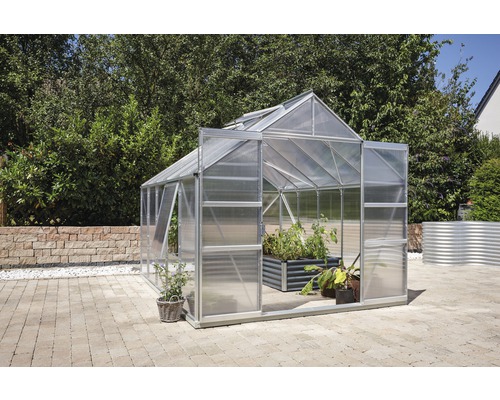 Serre avec porte ouverte et plantes