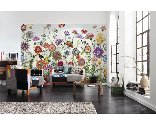 Salon avec papier peint photo floral, fauteuils et table en bois